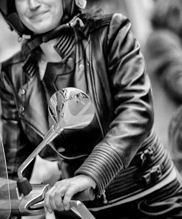 una donna u uno scooter